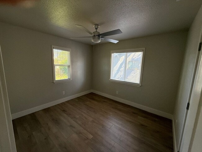 Building Photo - 3 Bed| 2 Bath | 864 SF | Private Driveway | Single Story | Tenant pays $175 monthly for WS&G