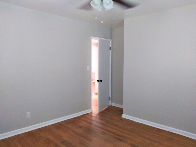 Building Photo - Fresh, Updated 3 bed, 1 bath Ranch ***PET FRIENDLY***