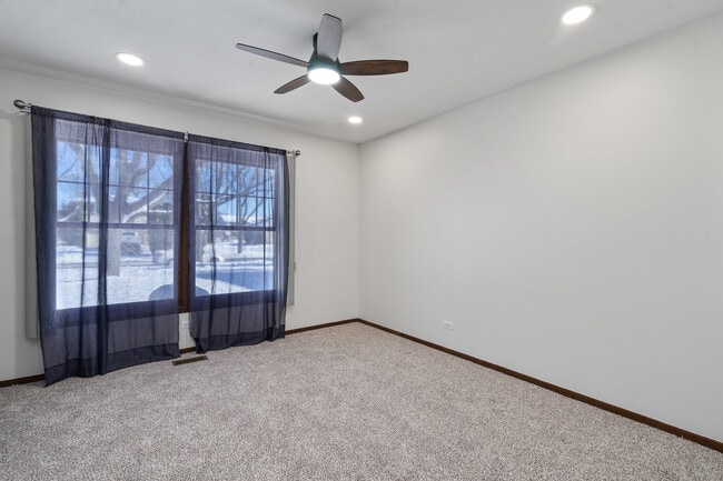 Building Photo - 120 S Staffire Dr