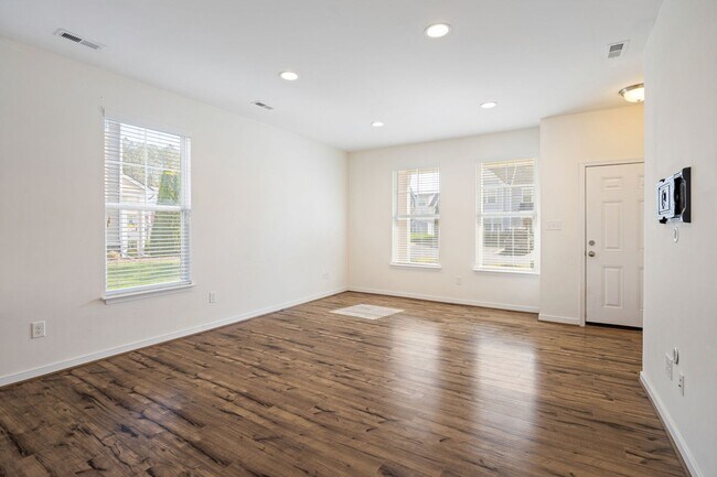 Building Photo - 3 Bedroom Corner Townhome!!! Available Early-Mid April****