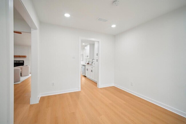 Building Photo - 10219 Rutland Village W