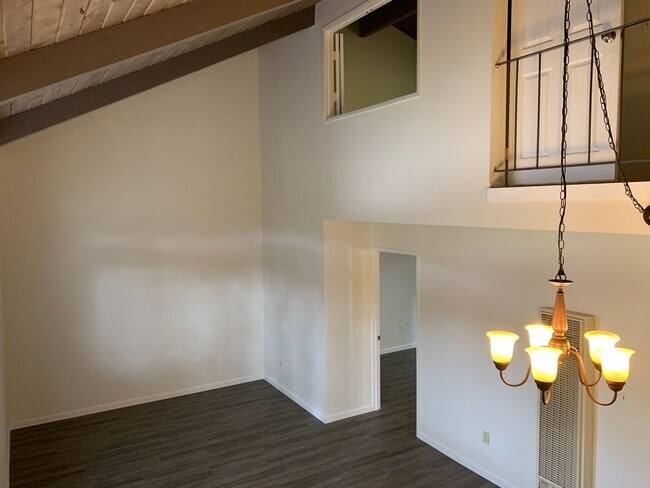 Building Photo - End Unit 2 bedroom, 2 bath Townhouse