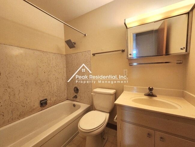 Building Photo - Charming 4bd/2ba Home with Large Backyard
