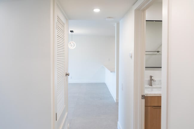 Building Photo - 1400 E Palm Canyon Dr