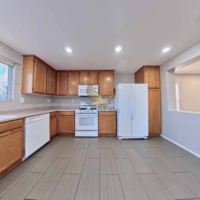 Building Photo - 548 Haunts Walk Ave