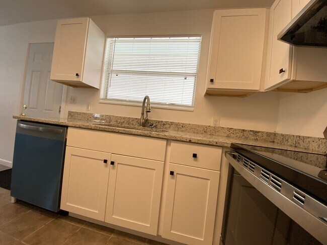 Building Photo - Cozy Bungalow