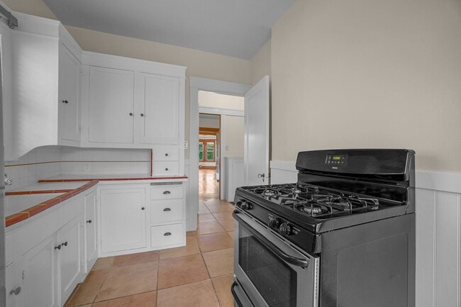 Building Photo - Charming Sunset Home with Hardwood Floors ...