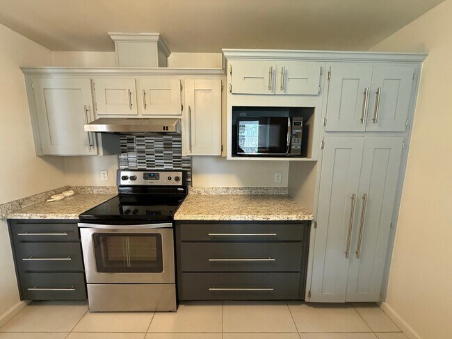 Building Photo - COUNTRY CLUB ESTATES 3 Bedroom Home available for Rent!