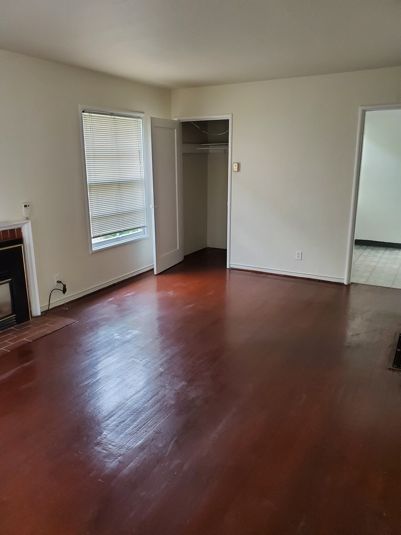 Living room - 1329 Parker St