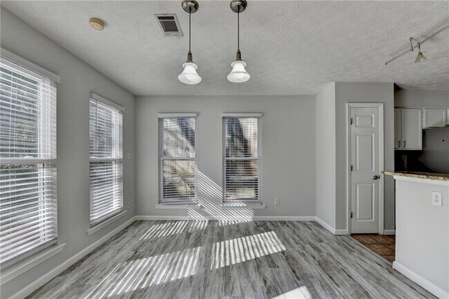 Building Photo - 1112 Ashbury Dr
