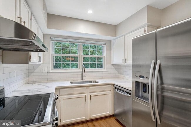 Building Photo - 7729 Inversham Dr