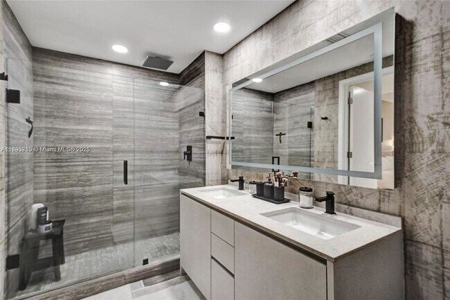 Building Photo - 1010 Brickell Ave