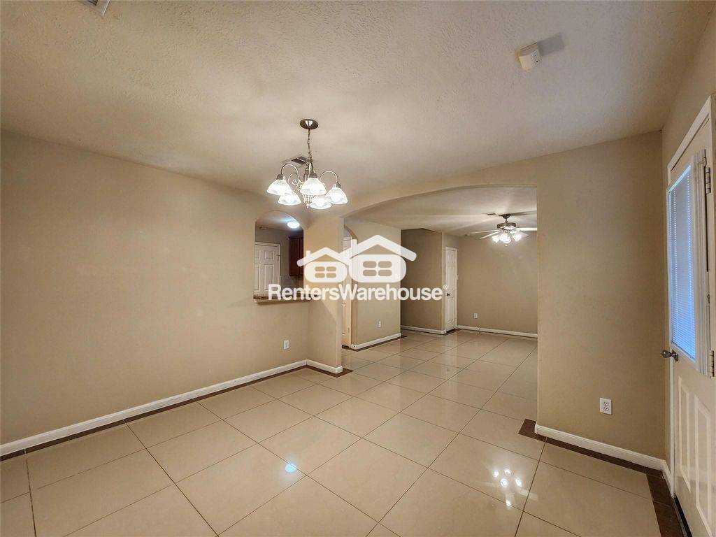 Building Photo - 11111 Valley Kings Dr