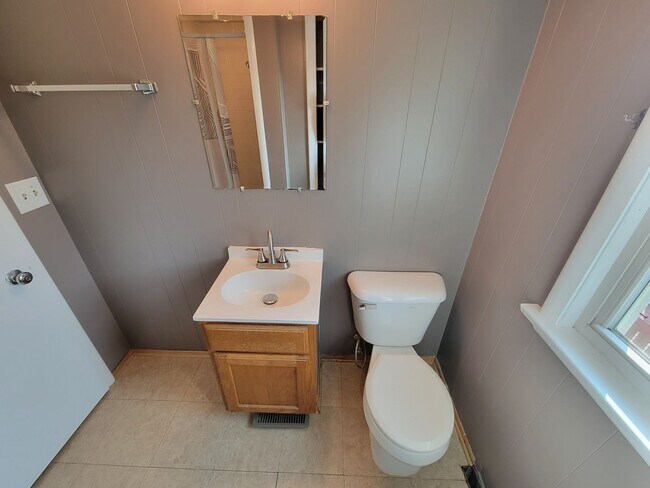 Building Photo - AVAILABLE AUGUST 15th - 4 Bed 3 Bath w/ Spacious Back Deck - SHORT TERM LEASE TILL END OF APRIL