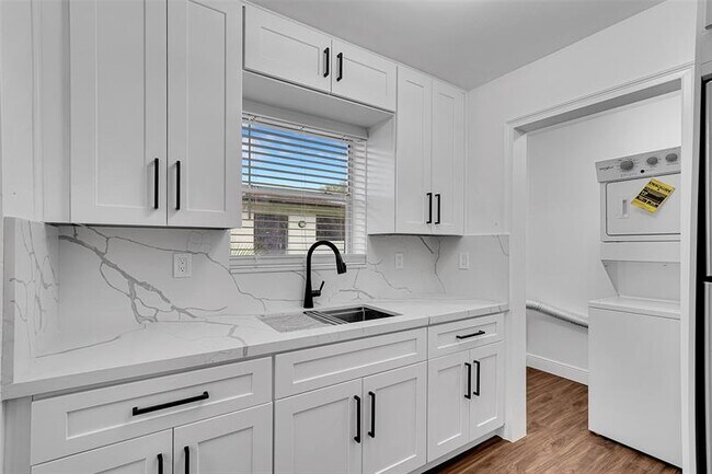 Building Photo - 420 SW 27th Terrace