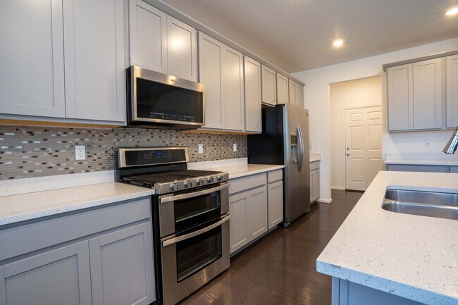 Building Photo - Available NOW! 4 Bedroom 3 Bath Beautiful Home