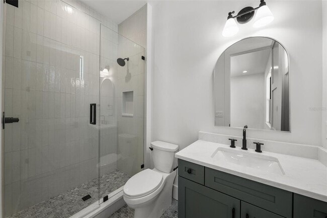 Building Photo - 5024 W Dickens Ave