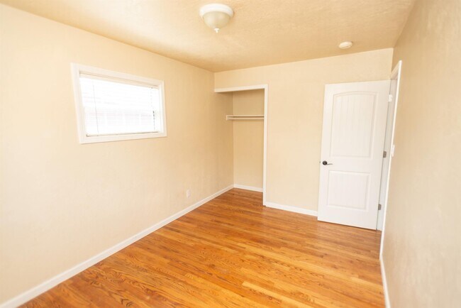 Building Photo - 307 N 3rd St