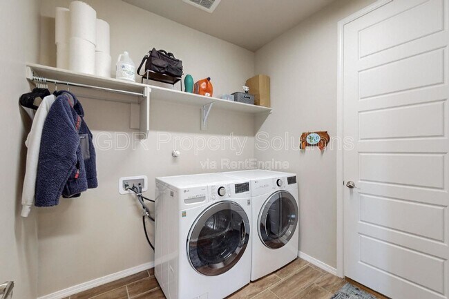 Building Photo - 450 Michael Ave SW