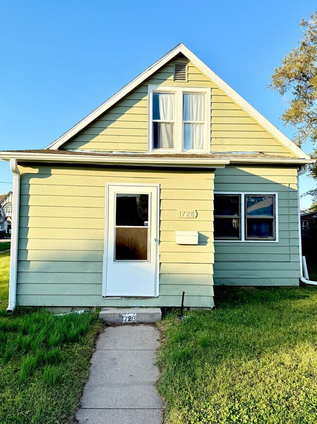 Primary Photo - Sunny 2-Story 2BD/1BA on 6th Ave!
