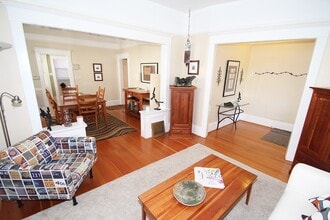 Building Photo - NICELY MAINTAINED 4 BED QUEENE ANNE HOME FOR RENT W GARAGE!