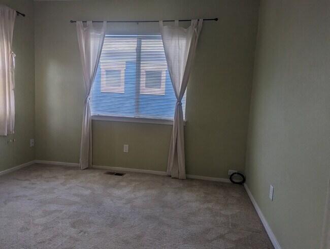 Building Photo - Desirable West Longmont Home!