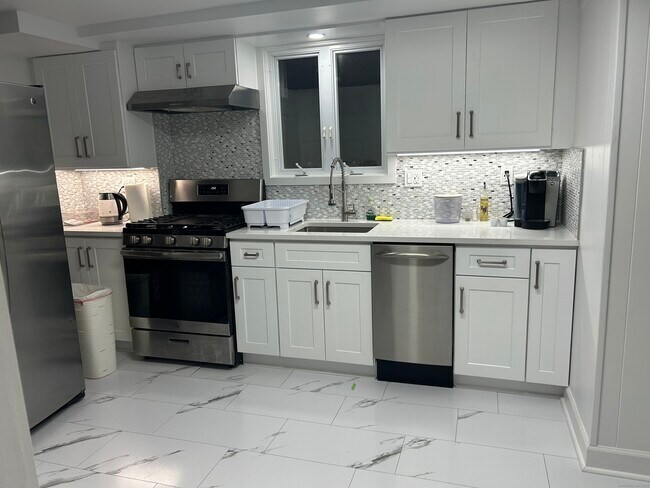 Building Photo - 74 Lakeview Ave