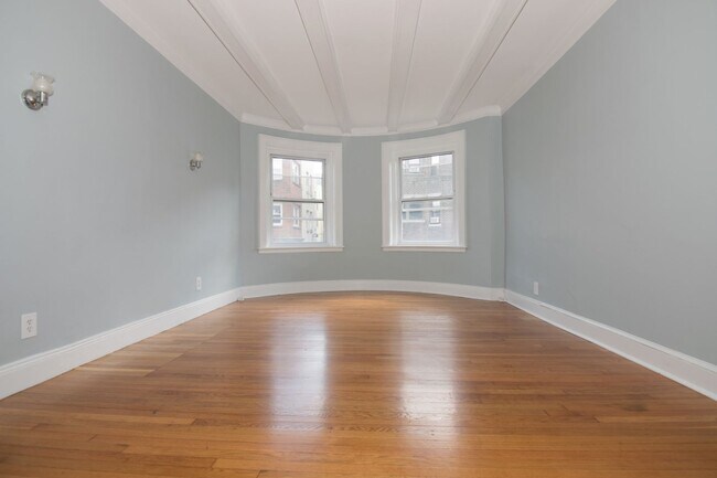 Building Photo - 9/1 Spacious, sunny 4BR/1.5BA with AC, balcony near Green Line!