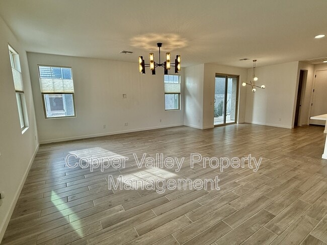 Building Photo - 2034 W Lariat Ln