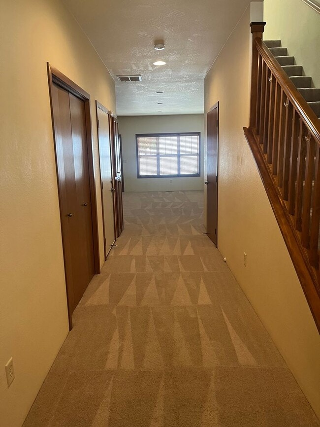 Building Photo - 3 Bedroom 2.5 Bath Townhouse