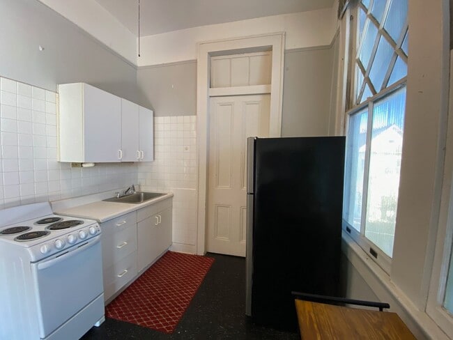 Building Photo - Top floor unit in the heart of Garden District!