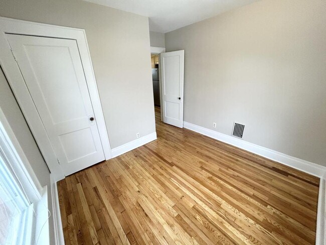 Building Photo - 214 Woodbine Ave