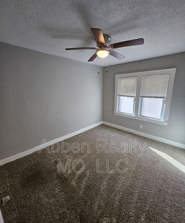 Building Photo - 1158 E 75th Terrace