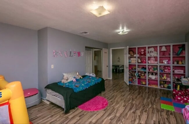 Building Photo - 2630 E Snavely Ave
