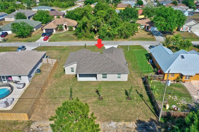 Building Photo - 1294 SW Patricia Ave