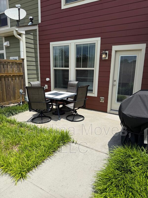Building Photo - 604 Springbank Aly