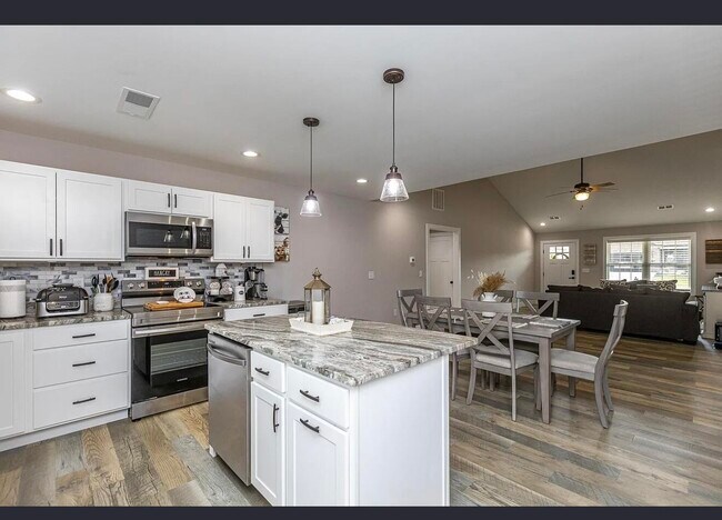 Building Photo - 647 Four Winds Dr