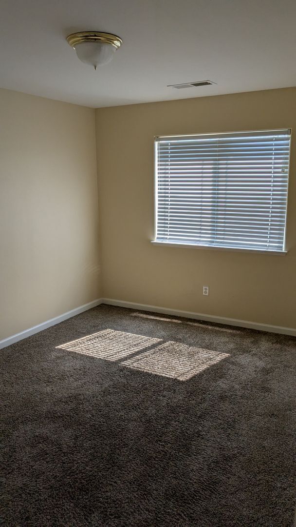 Building Photo - Centrally located in Sparks