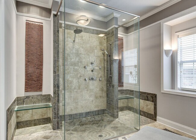 Building Photo - Beautiful home in the Woodlands