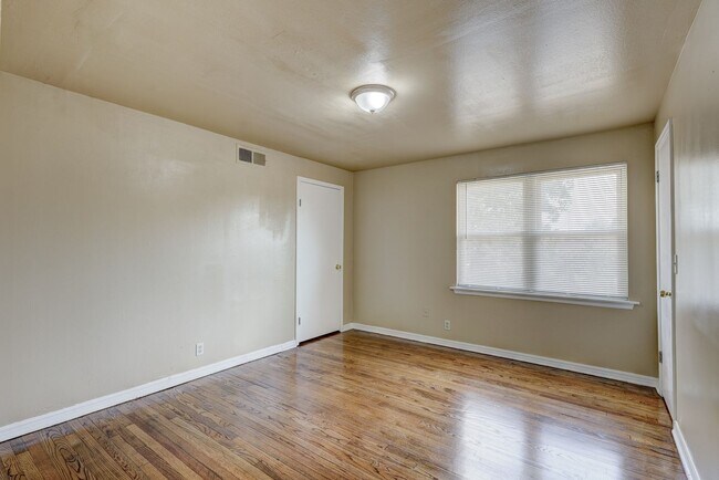 Building Photo - 4 bed,2 bath home in OKC