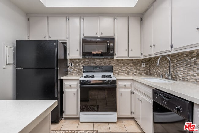 Building Photo - 5139 Balboa Blvd