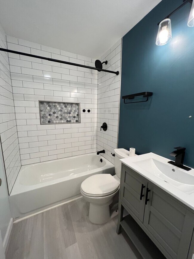 Building Photo - Newly Updated 3 Bed, 2 Bath Home on a Quiet Street in Brentwood- Available 7/15!