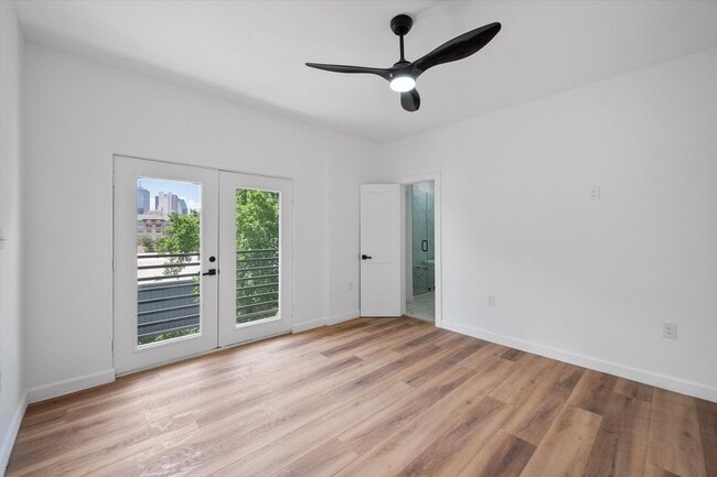 Building Photo - Spacious Townhouse in Dallas