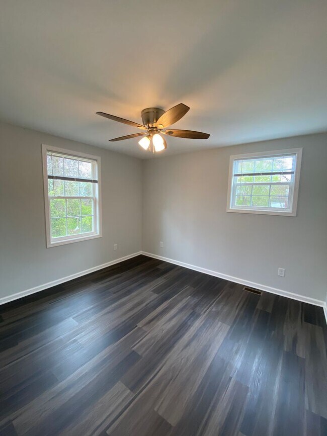 Building Photo - Great Location-2 Bedroom Duplex Now Availa...