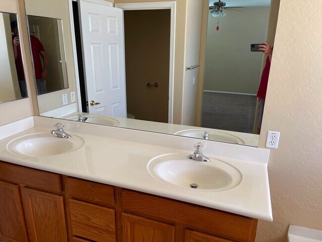 Building Photo - 6913 W Shumway Farm Rd