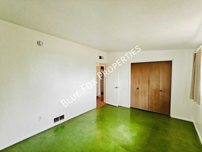 Building Photo - 633 N Avenida Calma