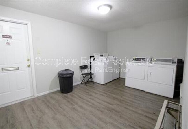 Building Photo - 790 Country Aire Ct