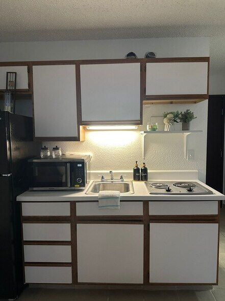 Building Photo - 2410 Rio Dr