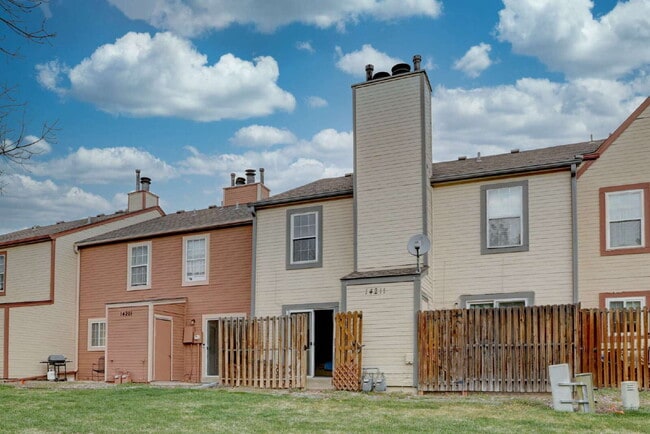 Building Photo - Wonderful 2 Bed 2 Bath Townhouse with Fireplace + Community Pool