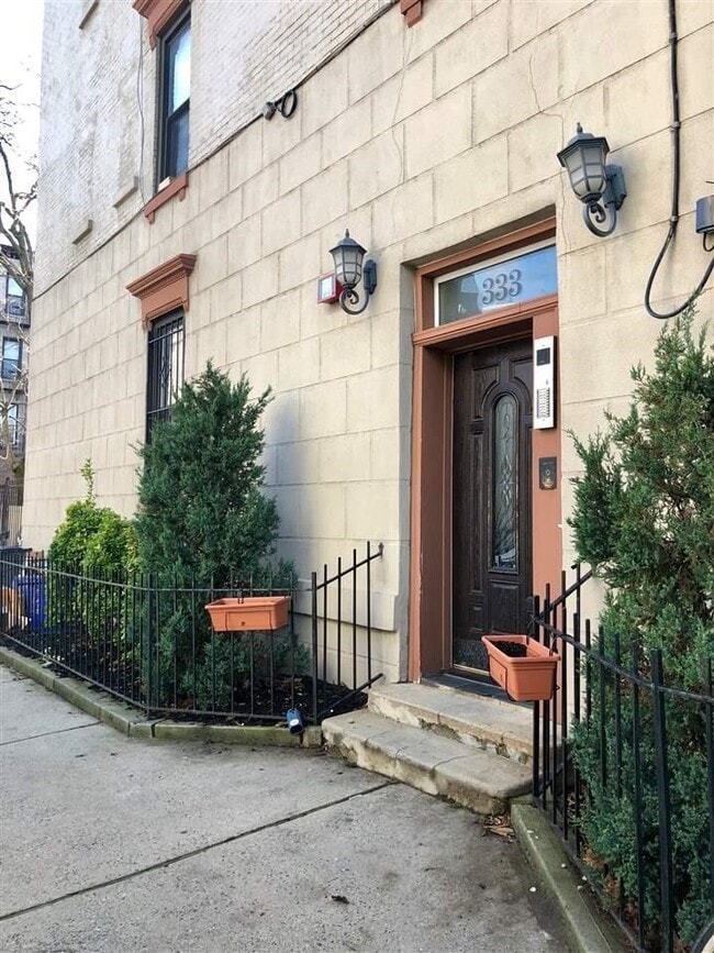 Building Photo - 333 Monroe St